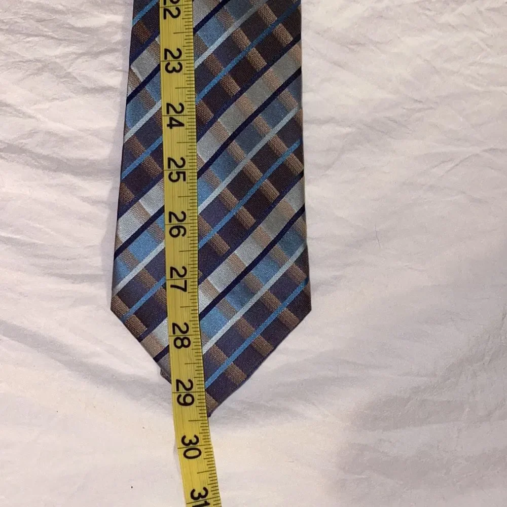 Van Heusen men’s neck Tie Stain resistant handmade 100% silk.
